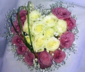 Trandafiri mov si albi in cutie in forma de inima