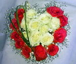 Trandafiri rosii si albi in cutie in forma de inima